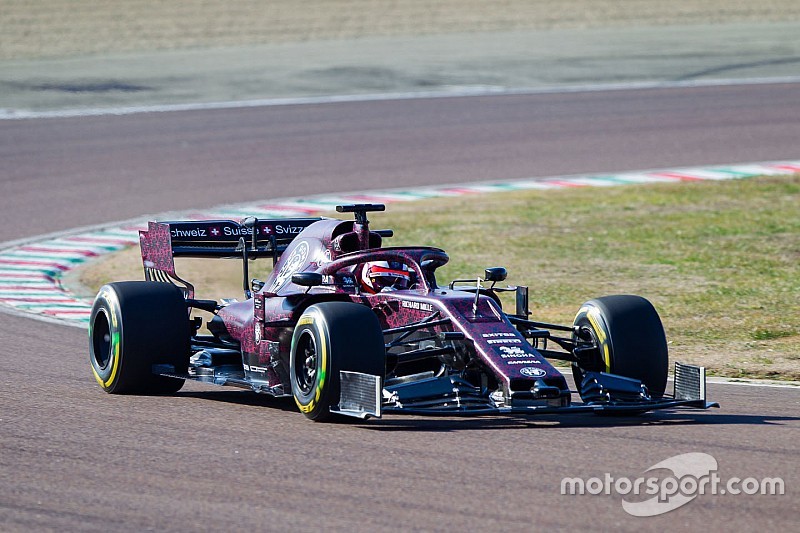 Raikkonen dá primeiras voltas com novo Alfa Romeo na Itália