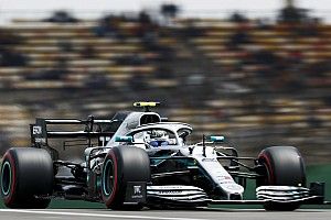 Bottas supera Hamilton e faz a pole do GP 1000 da Fórmula 1