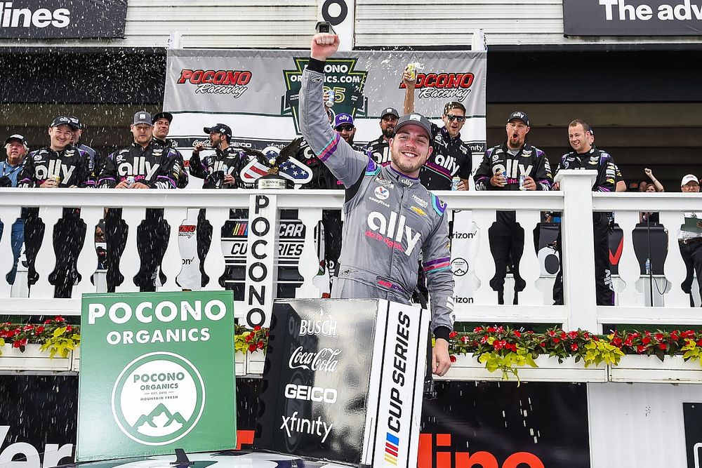 Bowman gana en dramático final en Pocono tras pinchadura de Larson