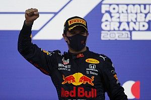 Perez wint GP van Azerbeidzjan na klapband Verstappen