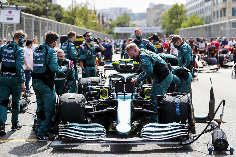 Aston Martin mechanics on the grid with the car of Sebastian Vettel, Aston Martin AMR21