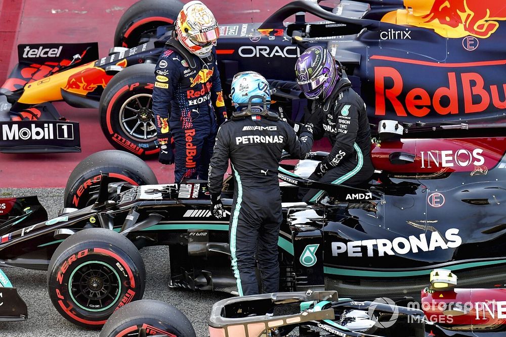 Max Verstappen, Red Bull Racing, en Valtteri Bottas, Mercedes, feliciteren Lewis Hamilton, Mercedes, ,met zijn honderdste pole-position