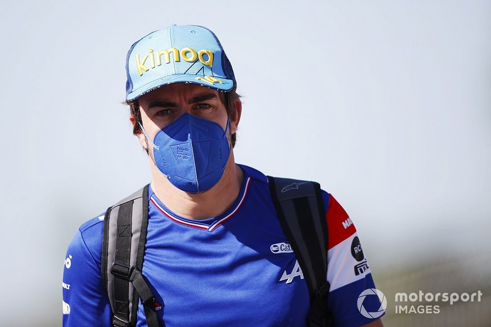Alonso újra a Q3-ban végzett – a spanyol erős forgalomba került az utolsó körén