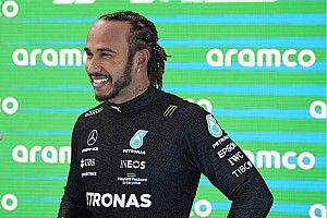 Hamilton: Rossz hozzáállás lenne, ha azt gondolnánk, hogy a Red Bull mögött járunk…