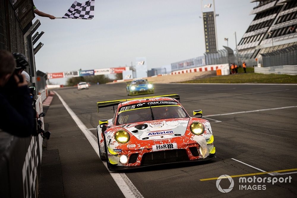 #31 Frikadelli Racing Team Porsche 911 GT3 R: Patrick Pilet, Frederic Makowiecki, Maxime Martin, Dennis Olsen