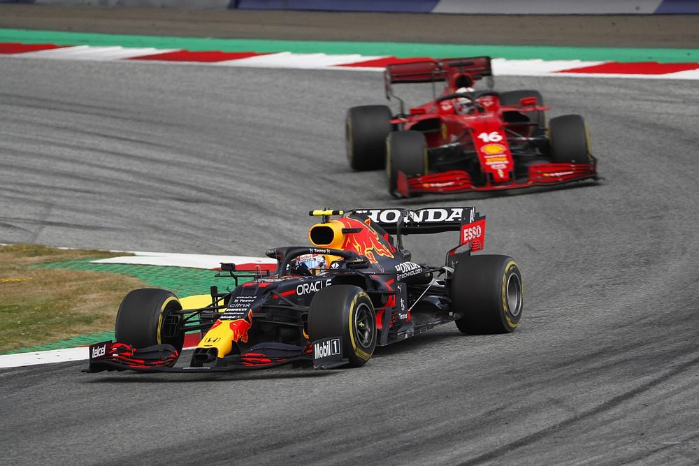 Sergio Pérez, Red Bull Racing RB16B, Charles Leclerc, Ferrari SF21