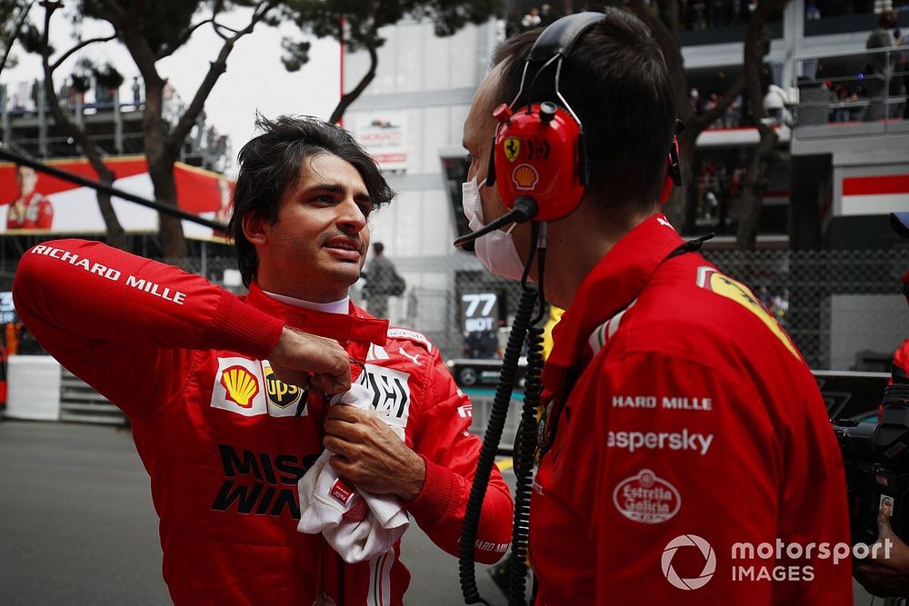 Carlos Sainz Merasa Tertekan Sepanjang Lomba