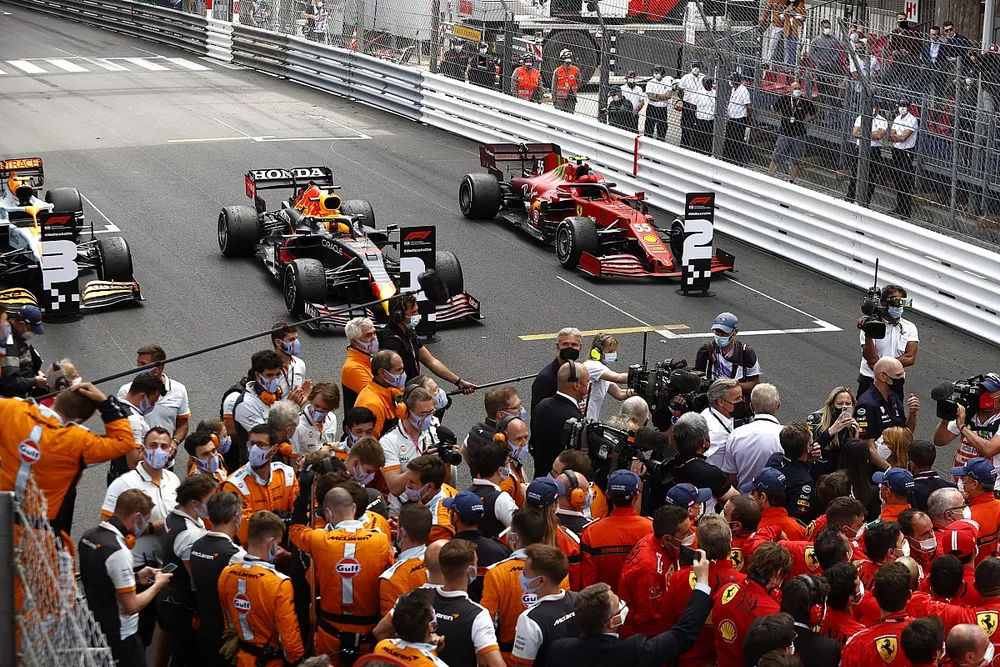 Los monoplazas de los tres primeros lugares en Parc Ferme