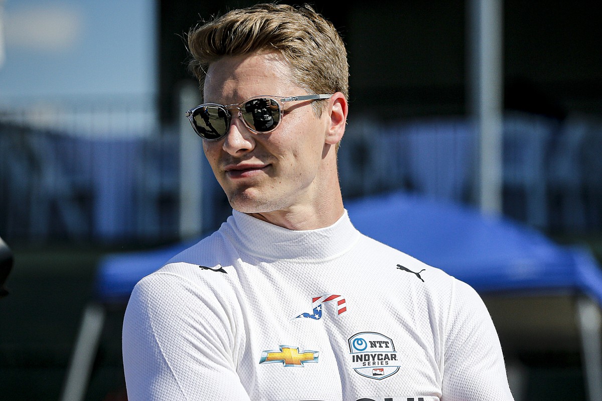 Newgarden na "czarnych" oponach