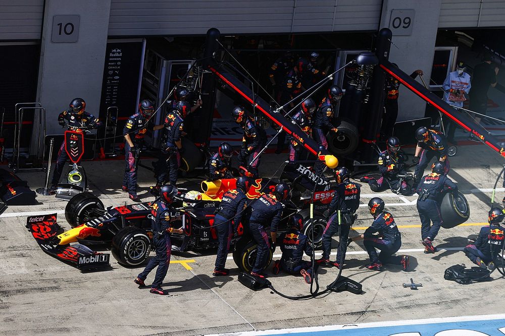 Max Verstappen, Red Bull Racing RB16B, pit stop