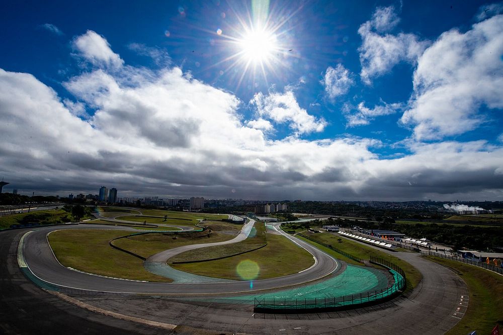 Apareció un gran agujero en Interlagos pero la actividad no se detiene