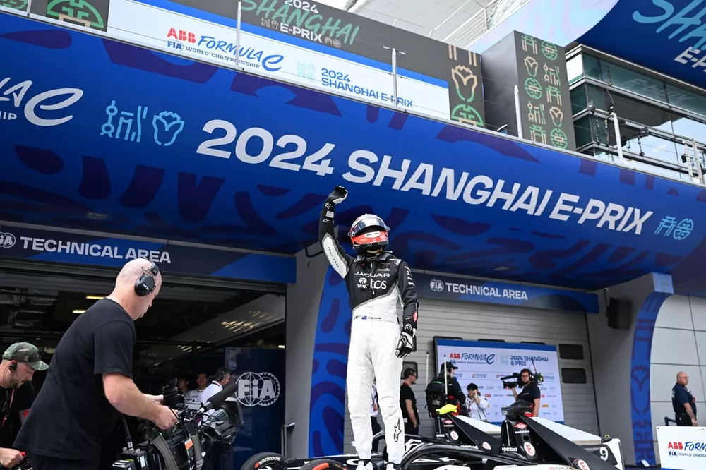 Mitch Evans, Jaguar Racing, celebra su victoria
