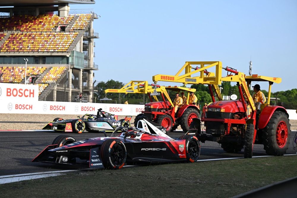 Marshals clear away the cars of Pascal Wehrlein, Porsche, Porsche 99X Electric Gen3, Dan Ticktum, ERT Formula E Team, ERT X24 