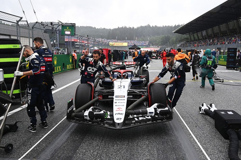 Los mec&aacute;nicos llevan a Nyck de Vries, AlphaTauri AT04, a la parrilla del Sprint
