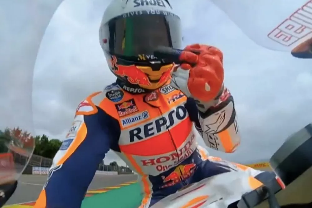 Gesto de Marc Márquez a la Honda del equipo Repsol
