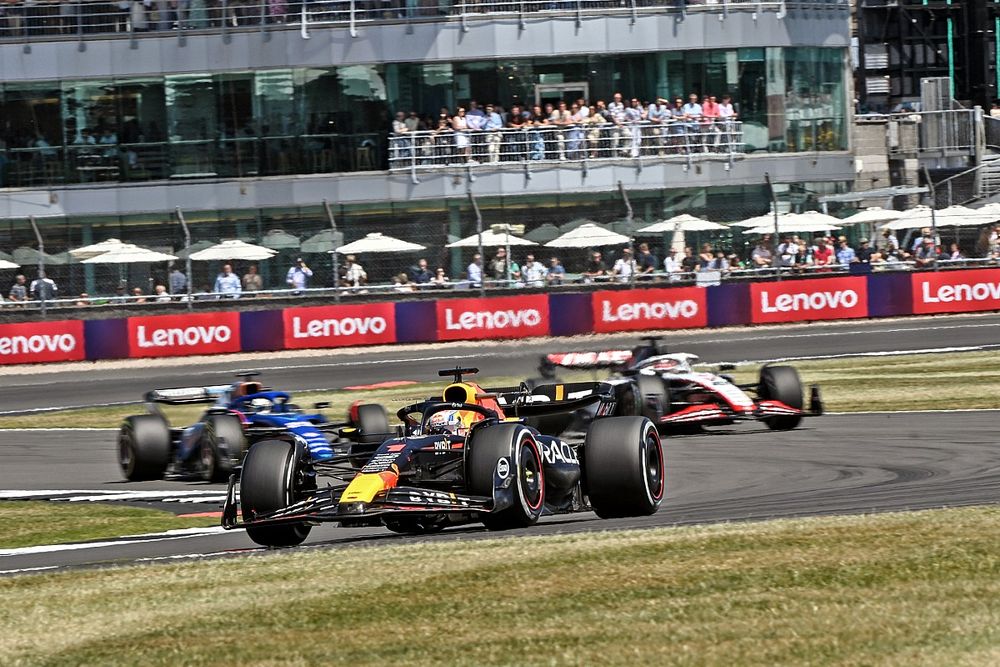 Max Verstappen, Red Bull Racing RB19, Alex Albon, Williams FW45, Kevin Magnussen, Haas VF-23
