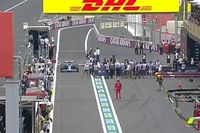 VIDEO: Ocon cerca de atropellar a personal de FIA en Bak&uacute;