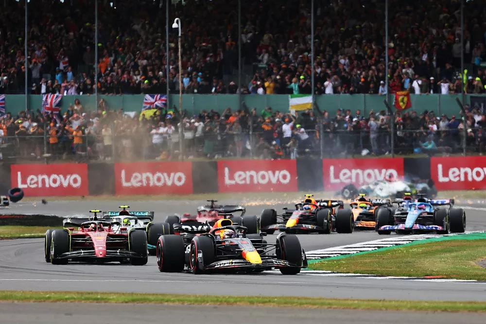 Max Verstappen, Red Bull Racing RB18, Carlos Sainz, Ferrari F1-75, Lewis Hamilton, Mercedes W13, Charles Leclerc, Ferrari F1-75, Sergio Perez, Red Bull Racing RB18 en Esteban Ocon, Alpine A522 als achter George Russell, Mercedes W13 botst met Zhou Guanyu, Alfa Romeo C42 