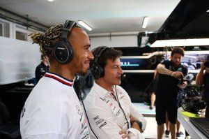 Wolff: El contrato de 2024 con Hamilton está "emocionalmente hecho".