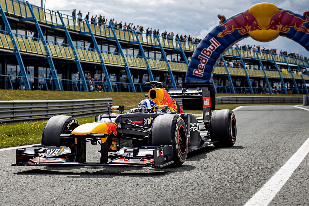 Coulthard en Red Bull trakteren publiek op F1-demo op TT Circuit Assen