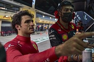 Így készül Carlos Sainz a 2022-es szezonra - VIDEÓ
