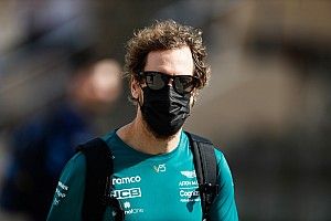 Vettel: Talán jobb egy városi buszt vezetni, mint a szimulátorban ülni