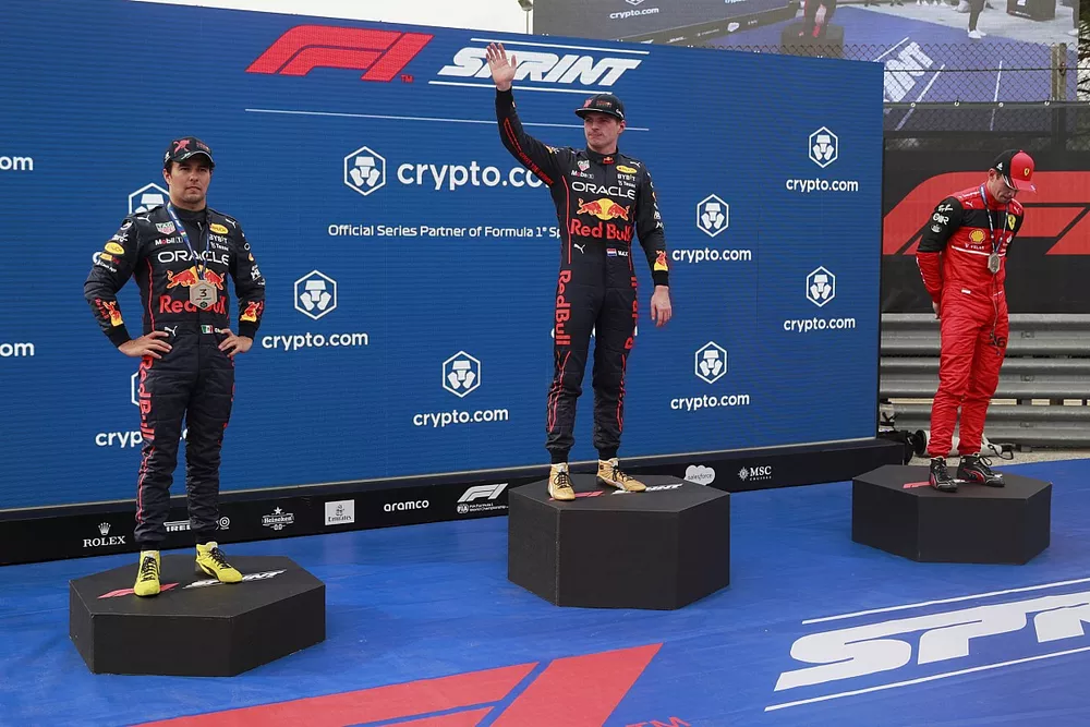 Le troisi&egrave;me Sergio Perez, Red Bull Racing, le vainqueur Max Verstappen, Red Bull Racing, et le deuxi&egrave;me Charles Leclerc, Ferrari, sur le podium de la course sprint