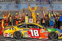 Kyle Busch vence a Keselowski en caótica carrera en Phoenix