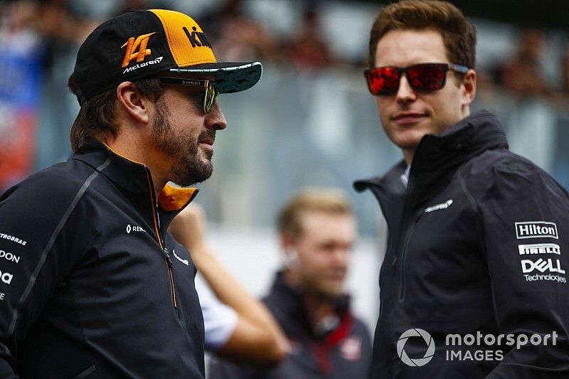 Stoffel Vandoorne, McLaren y Fernando Alonso, McLaren, en el desfile de pilotos