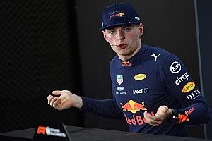 Verstappen a paddock-ban nekiment Oconnak (videó)