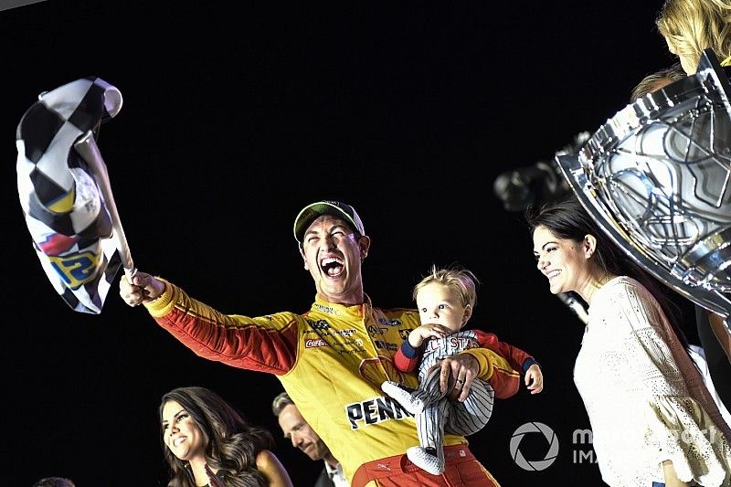 NASCAR Cup-Champion 2018: Joey Logano, Team Penske, Ford Fusion, mit Ehefrau Brittany und Sohn Hudson