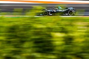 20 éves női pilóta tesztel a Formula E-ben a gerinctörést szenvedett társa helyén