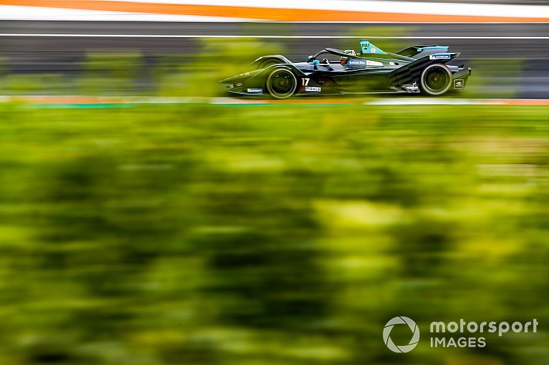 20 éves női pilóta tesztel a Formula E-ben a gerinctörést szenvedett társa helyén