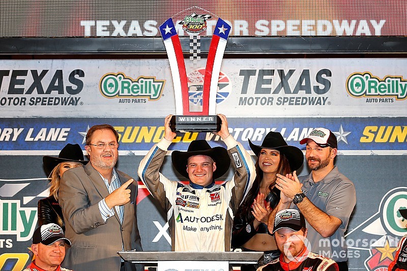 Custer supera Reddick no fim e garante vaga na final da Xfinity