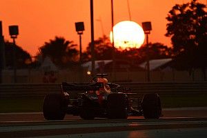 Csodálatos felvételek a lemenő napban az F1-es autókkal Abu Dhabiban