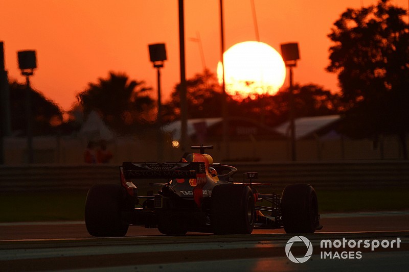 Csodálatos felvételek a lemenő napban az F1-es autókkal Abu Dhabiban
