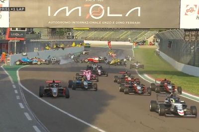 V&iacute;deo: incre&iacute;ble accidente m&uacute;ltiple en la salida de una carrera en Imola