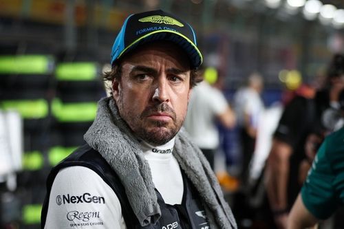 VÍDEO F1 - Alonso se 'revolta' com Hamilton por Lewis terminar corrida sem freios: “Não consigo acreditar!”