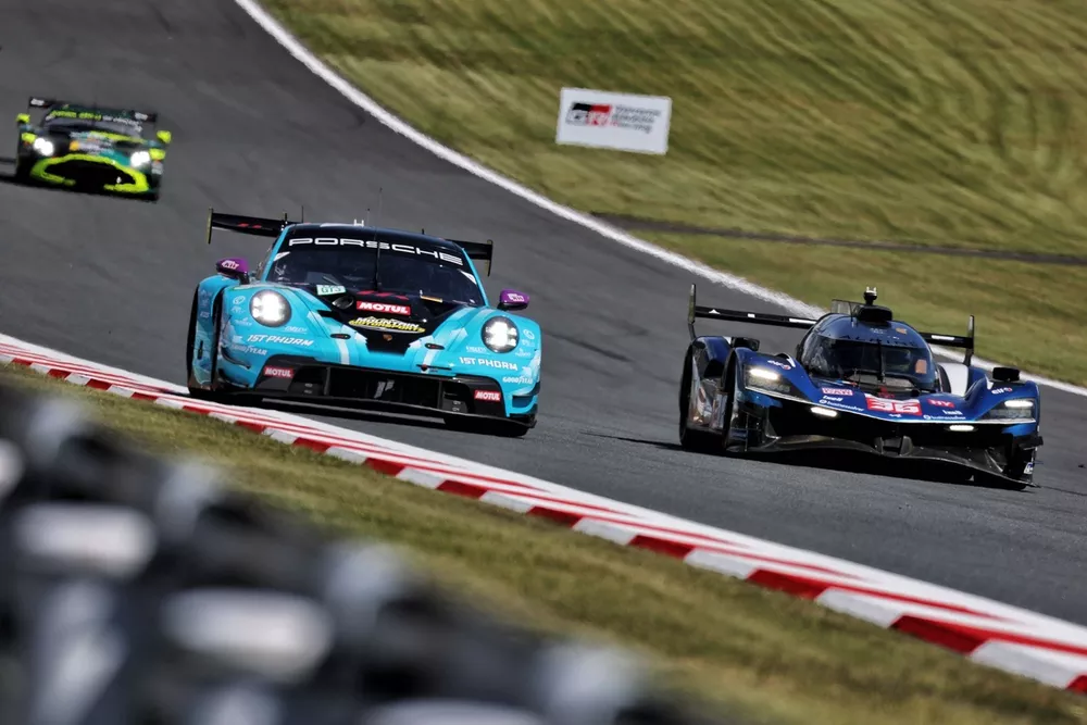 #92 Manthey 1St Phorm Porsche 911 GT3 R LMGT3: Ryan Hardwick, Riccardo Pera, Richard Lietz, #36 Alpine Endurance Team Alpine A424: Jules Gounon, Frederic Makowiecki, Mick Schumacher