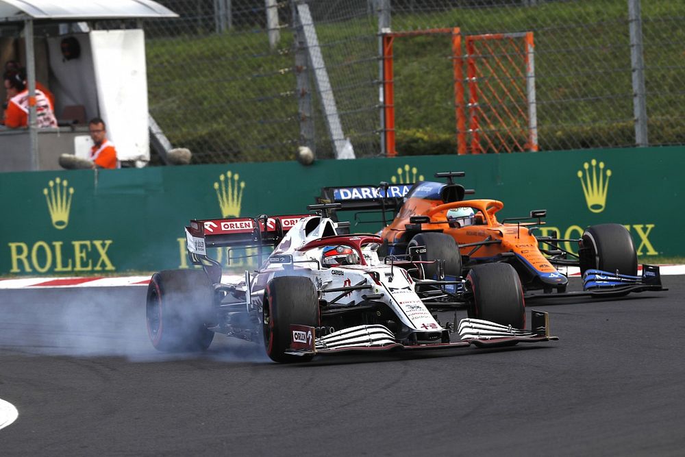 Kimi Raikkonen, Alfa Romeo Racing C41, battles with Daniel Ricciardo, McLaren MCL35M