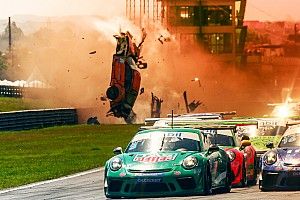 VÍDEO: Piloto da Porsche Cup sai ileso de acidente assustador na largada em Curitiba
