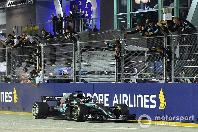 Hamilton domina de inicio a fin en Singapur y se acerca más al título