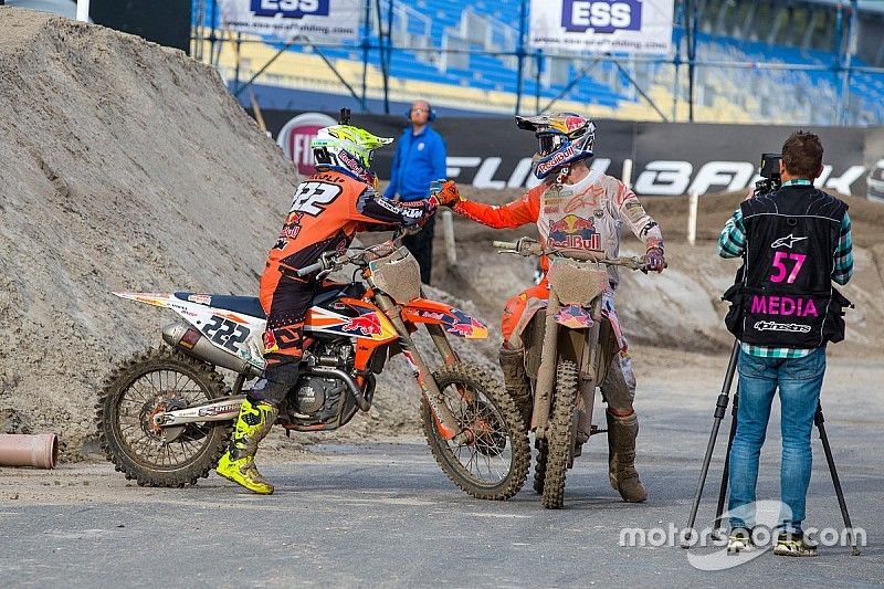 Jeffrey Herlings, Red Bull KTM Factory Racing en Tony Cairoli, Red Bull KTM Factory Racing feliciteren elkaar