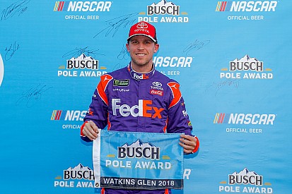 Prima fila tutta Joe Gibbs Racing a Watkins Glen: pole di Hamlin davanti a Kyle Busch