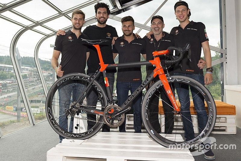 Foto di gruppo durante la presentazione della bici Orange1 by Colnago dedicata alla 24 Ore di Spa