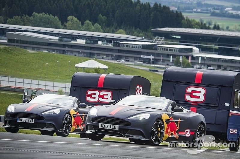 Vídeo: Ricciardo e Verstappen disputam corrida de trailer