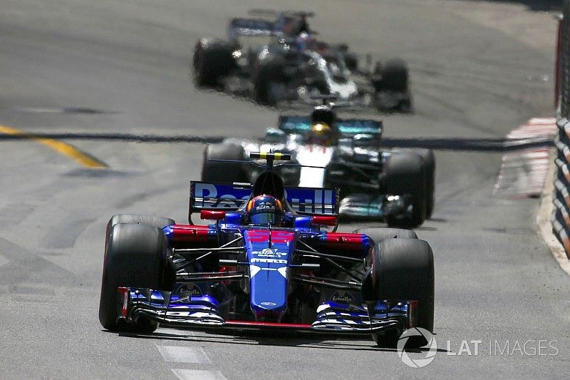 F1 needs "half the field" to have podium potential – Sainz