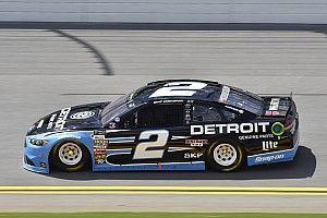 Keselowski gana la etapa 1 sobre Dale Earnhardt Jr.