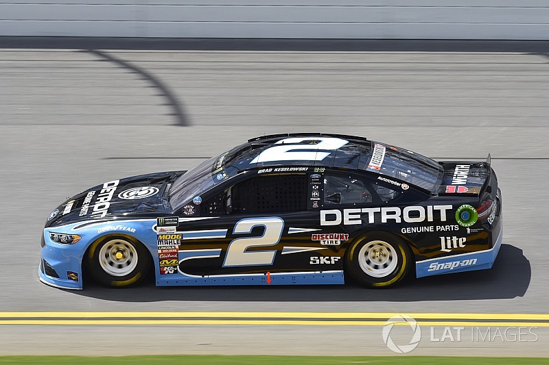 Keselowski gana la etapa 1 sobre Dale Earnhardt Jr.