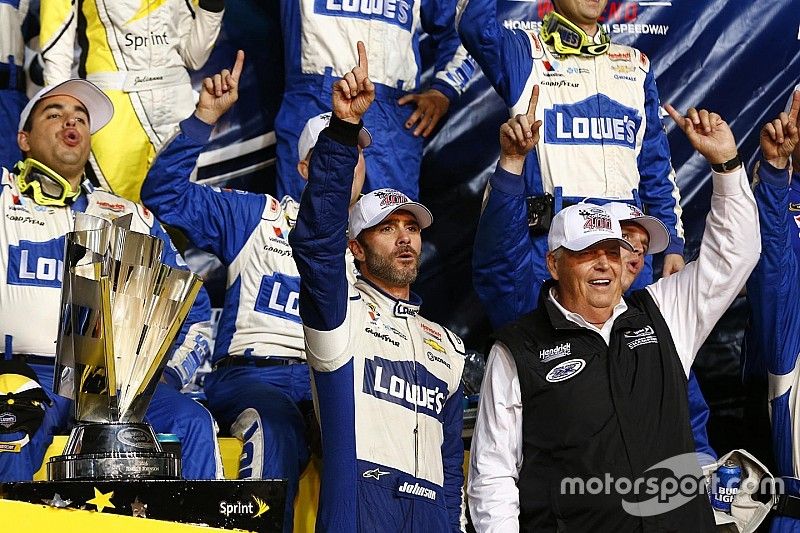 2016 Champion and race winner Jimmie Johnson, Hendrick Motorsports Chevrolet